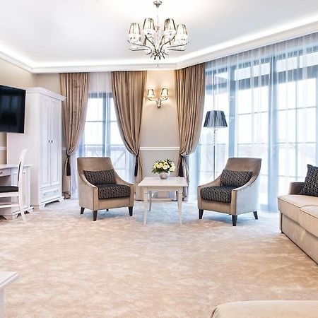 تشيخوتشينيك Boutique Odyseja & Spa المظهر الخارجي الصورة A suite at the hotel