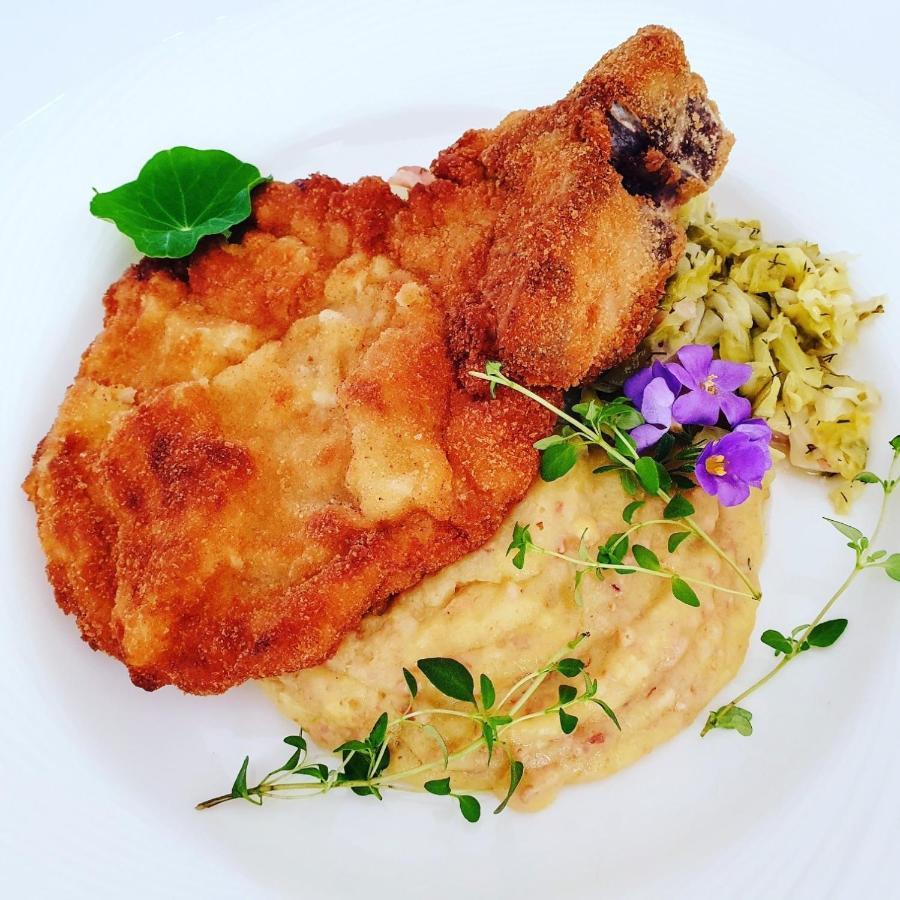 تشيخوتشينيك Boutique Odyseja & Spa المظهر الخارجي الصورة Schnitzel with mashed potatoes and sauerkraut