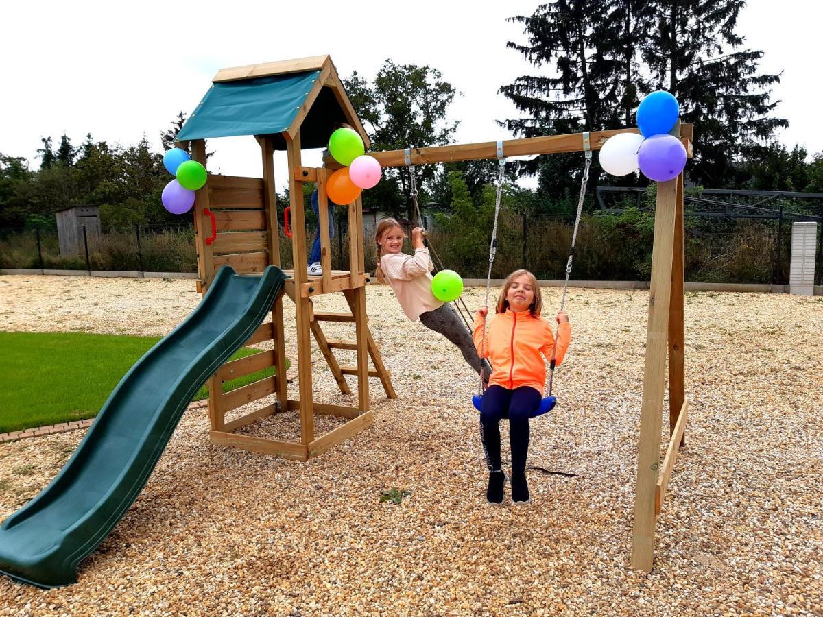 تشيخوتشينيك Boutique Odyseja & Spa المظهر الخارجي الصورة Children playing on a swing