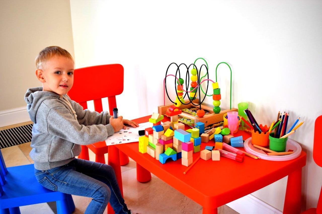 تشيخوتشينيك Boutique Odyseja & Spa المظهر الخارجي الصورة Child playing with toys