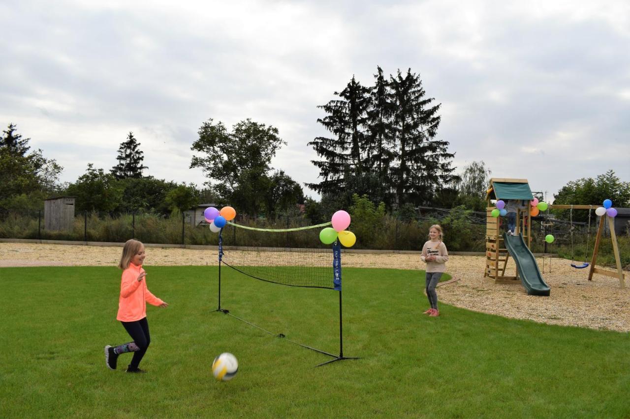 تشيخوتشينيك Boutique Odyseja & Spa المظهر الخارجي الصورة Children playing balloon tennis