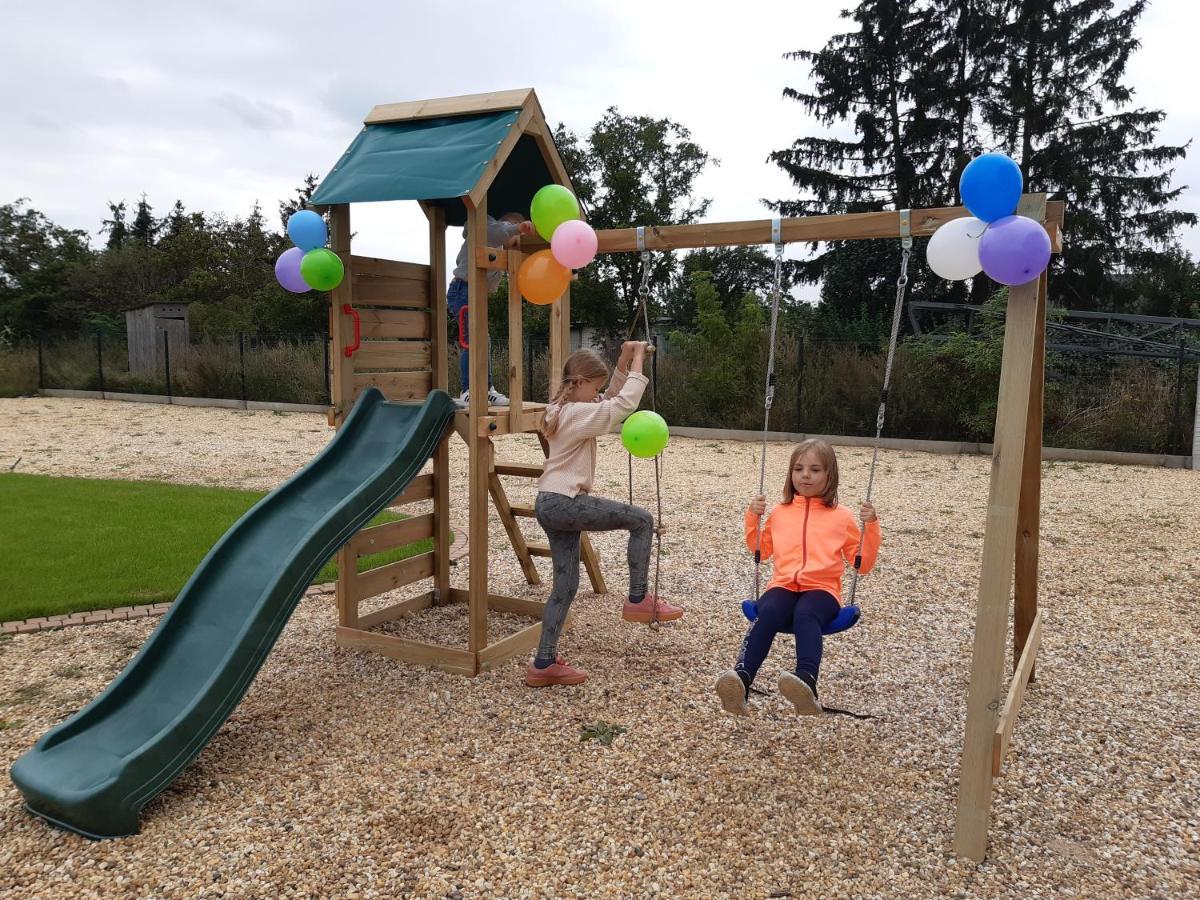 تشيخوتشينيك Boutique Odyseja & Spa المظهر الخارجي الصورة Playground in the village