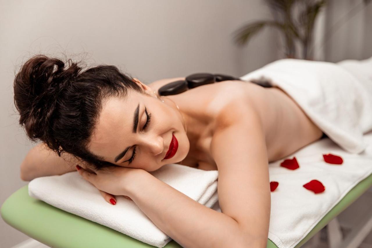 تشيخوتشينيك Boutique Odyseja & Spa المظهر الخارجي الصورة A woman receiving a hot stone massage