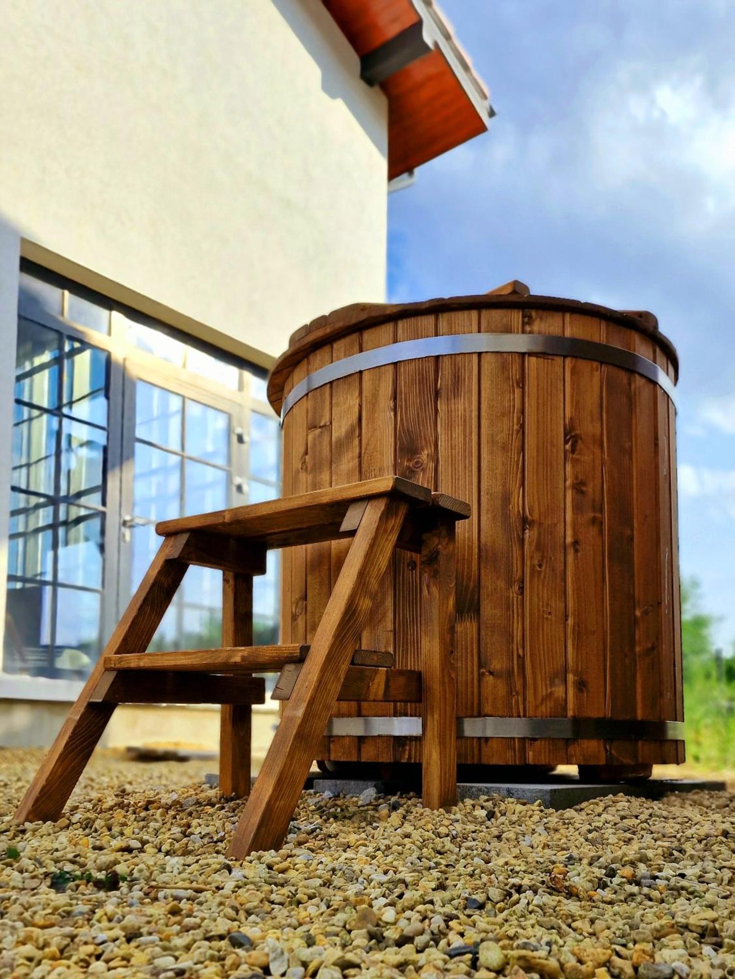 تشيخوتشينيك Boutique Odyseja & Spa المظهر الخارجي الصورة A wooden hot tub