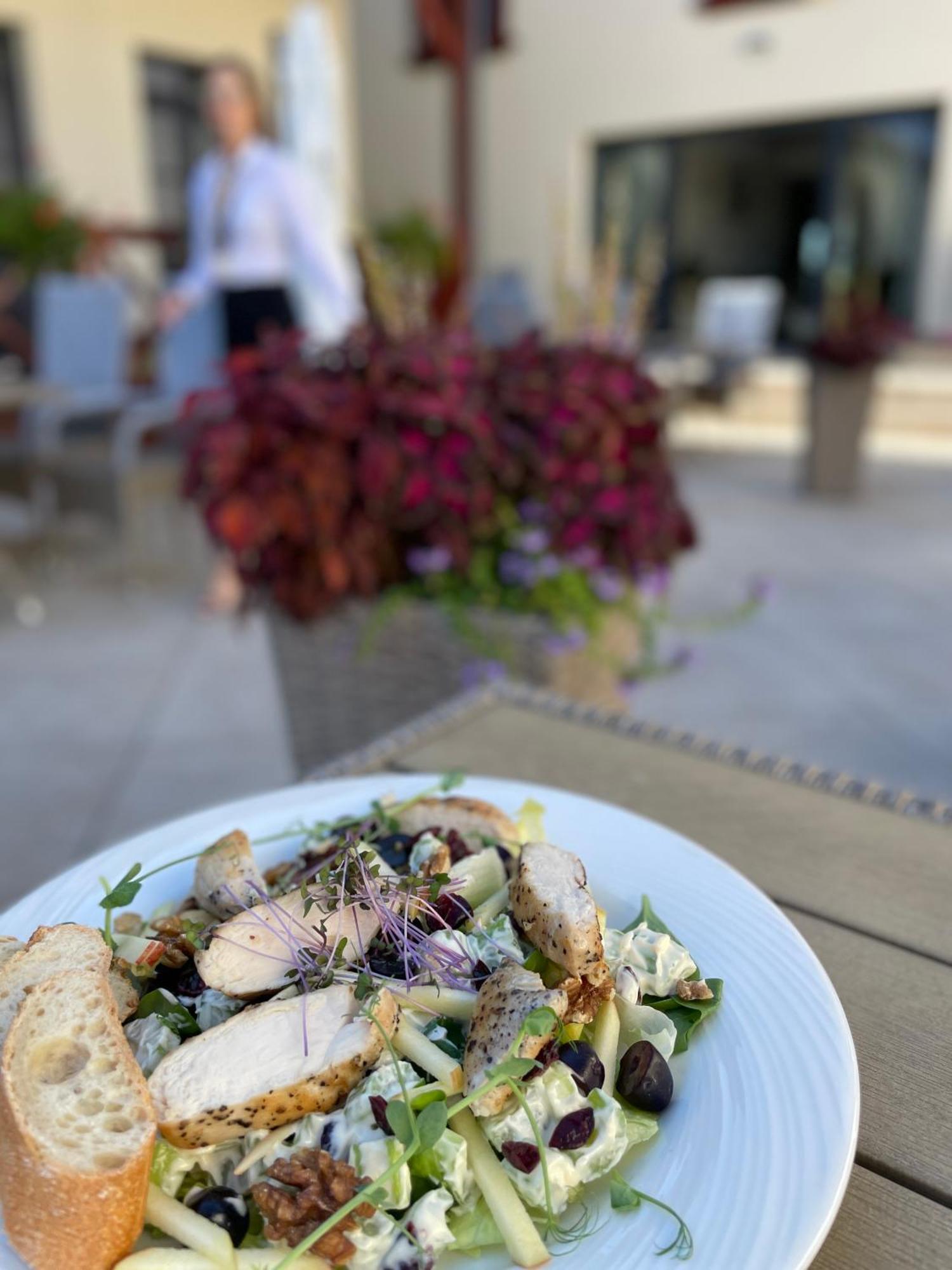 تشيخوتشينيك Boutique Odyseja & Spa المظهر الخارجي الصورة A salad at the restaurant