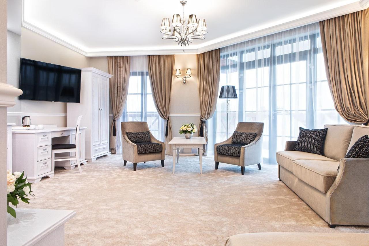 تشيخوتشينيك Boutique Odyseja & Spa المظهر الخارجي الصورة A suite at the hotel