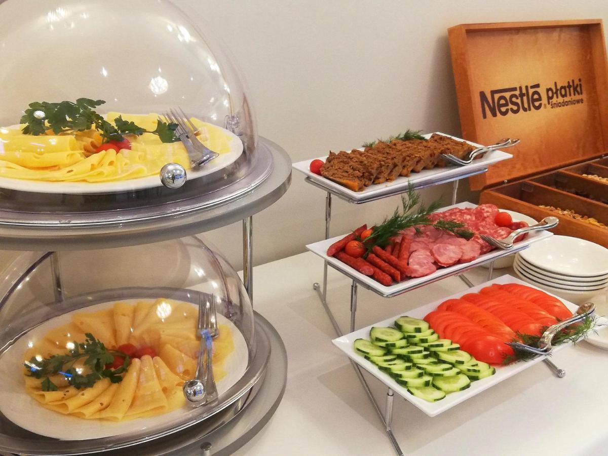 تشيخوتشينيك Boutique Odyseja & Spa المظهر الخارجي الصورة A buffet with a selection of food